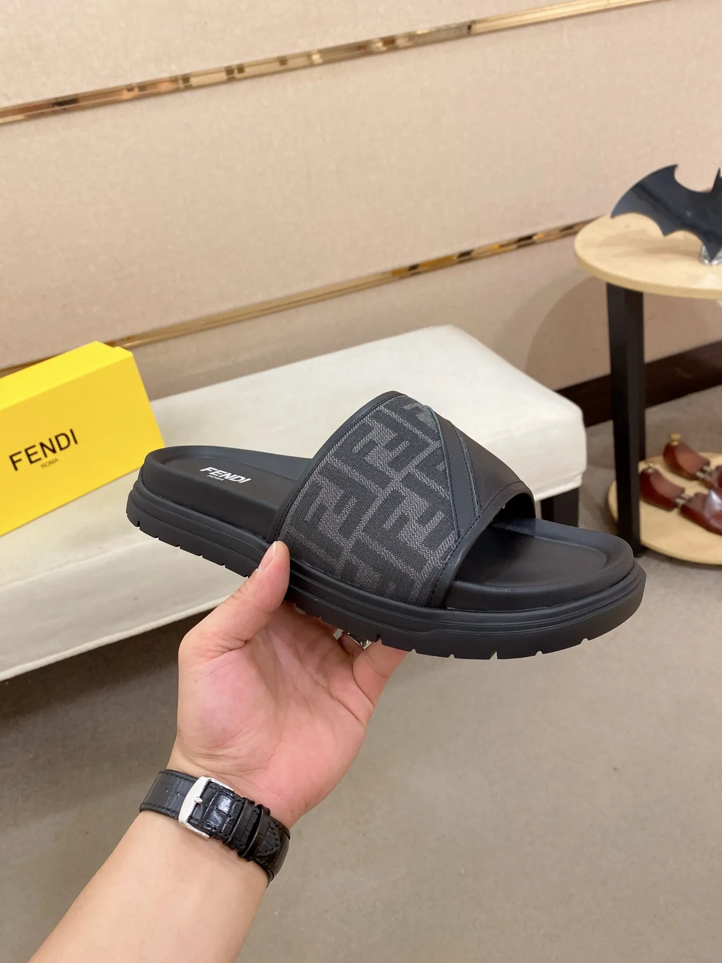 Factory price: 320💰 [Fendi Slippers] High-end brand of men's shoes, official website 1:1 latest masterpiece: original mold customization, the fabric is made of imported original materials, upgraded outsole, lighter and non-slip. The market's top quality, simple yet tasteful, a must-have for fashionistas, fashionable at your feet, full of confidence, the same style at the counter 👍The season of summer slippers is here. Code: 38-44 (45 is custom-made and cannot be returned or exchanged)